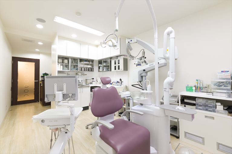 小林デンタルオフィスは東京・北池袋にある歯科医院です。
駅から５分と好立地な場所に加え、完全個室での治療を行っております。