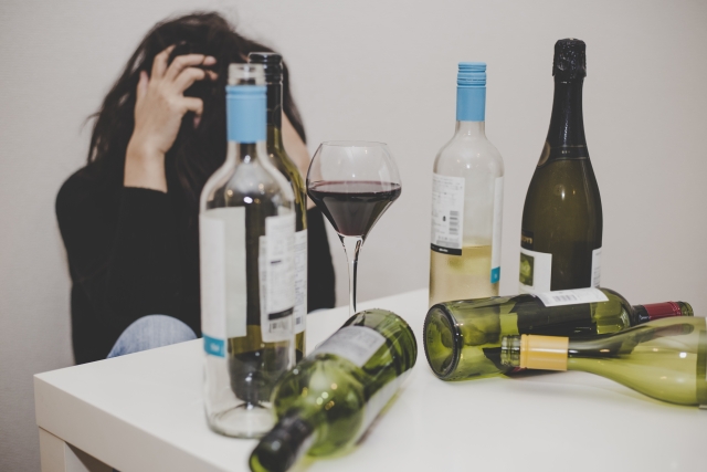 お酒を飲まないと手が震えるってアルコール依存症なの？