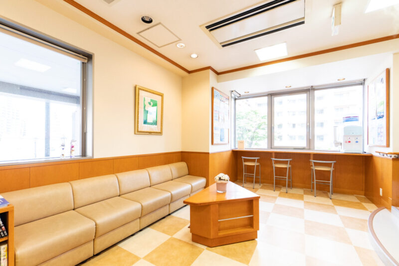 幅広い歯科治療も対応可能/太郎丸歯科医院院内待合室