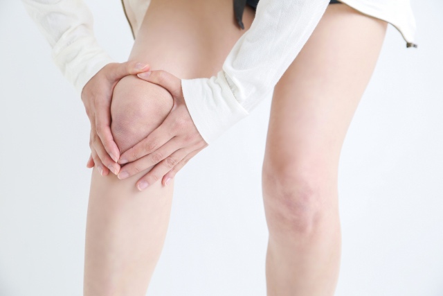 膝を曲げると突然痛む 原因とは 痛みが外側 内側の場合も医師が解説 症状の原因 病気一覧 診療科 Medical Doc メディカルドック