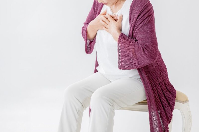 胸・肺が痛い高齢者の女性