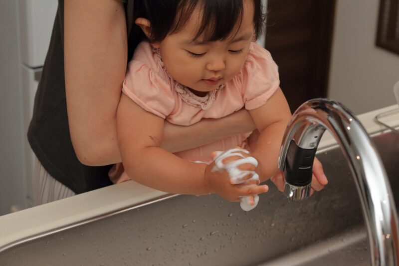 手を洗う女の子