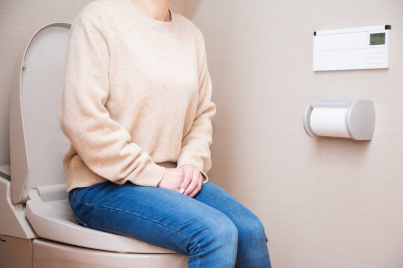 トイレに座る女性