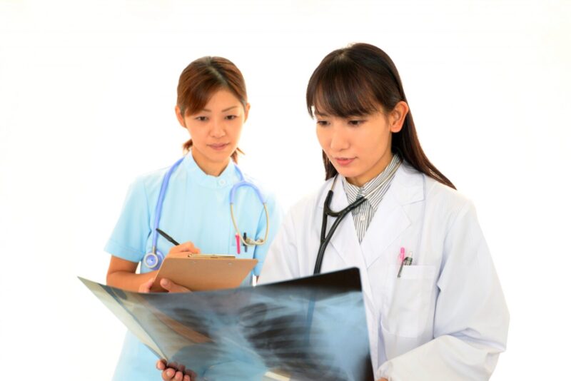 女性医師と看護師