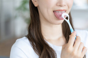 【歯科医師監修】正しい「舌磨き」の方法を解説、舌の汚れは口臭や歯周病の原因に