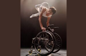 「前向きに歩くことを諦める」 二分脊椎症の車椅子ダンサーが行き着いた答え【体験談】