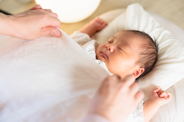 赤ちゃんの「顔のパーツ」が歪んでいく？ 生後3カ月までの寝かせ方が大切な理由