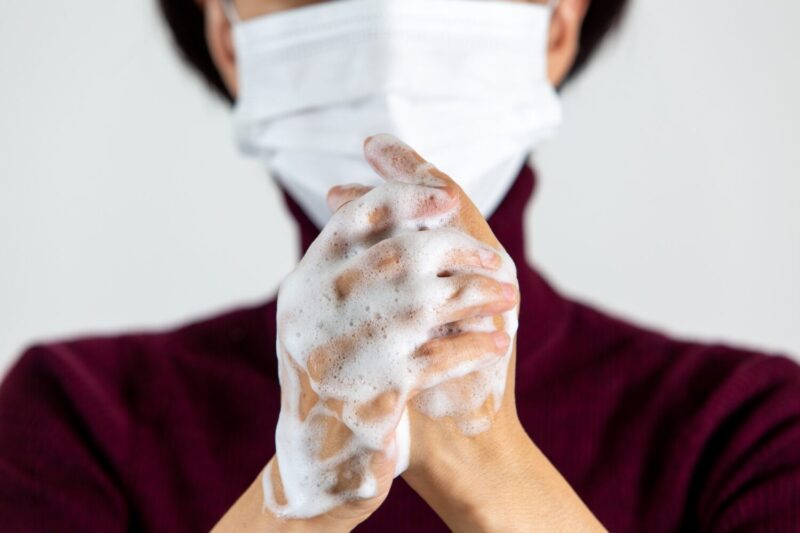 マスクをして手を洗う日本人女性