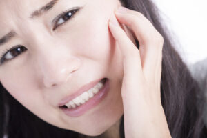 「顎関節症」の原因は噛み合わせに限らない！ 様々な要因と対処法を歯科医師が解説