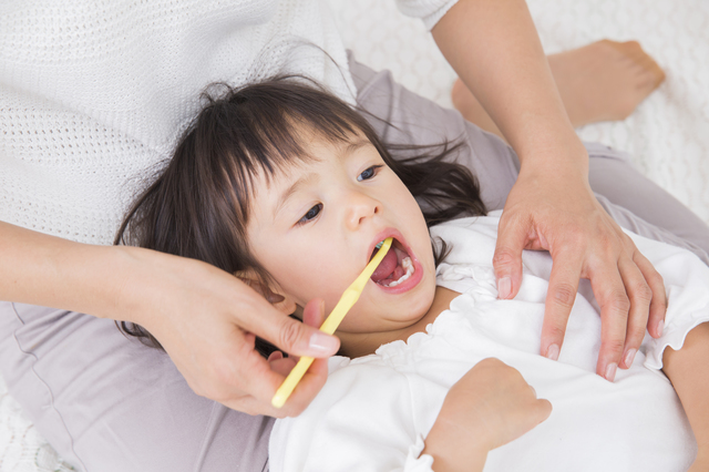 夜、歯磨きしないで寝るのは子どもの体に悪い？ 健康リスクを歯科医が解説