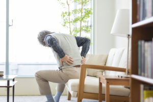 高齢化による腰痛･ひざ痛の緩和方法を柔道整復師に聞く 歩けない･動けない症状は改善可能？
