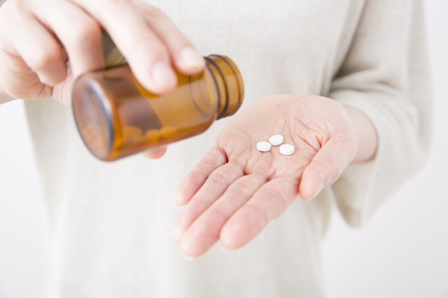 更年期障害に市販薬やサプリメントは有効？ 原因や対処法を医師が解説