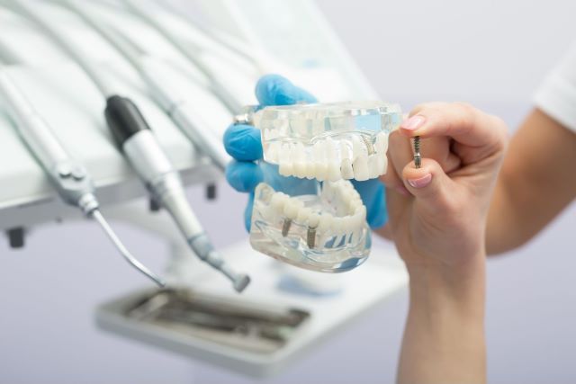 顎の骨が少なくてもインプラント治療が受けられる⁉ 「骨造成（こつぞうせい）」を歯科医が解説