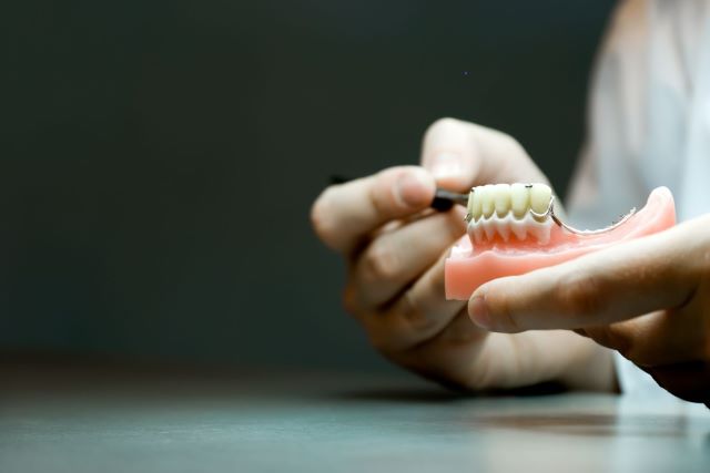 目立たずよく噛める「テレスコープ義歯」と普通の入れ歯の違いを歯科医が解説