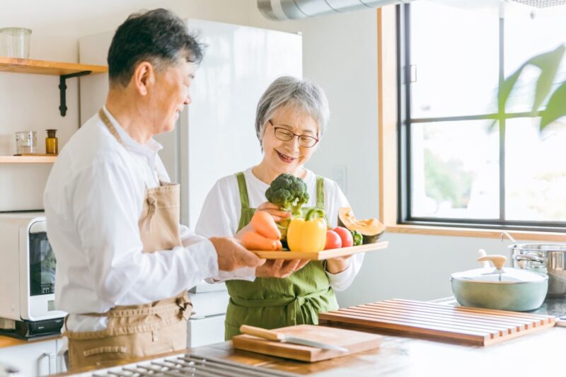 野菜を持つ日本人の高齢者夫婦（シニア）