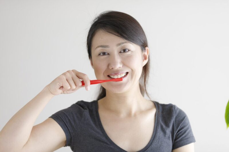 歯磨きする女性
