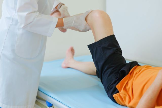 膝の痛みの主な原因を医師が説明 水がたまっているから？膝軟骨のすり減りから？膝関節の病気、変形性膝関節症とは