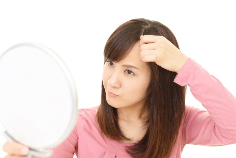「女性の前髪が薄毛」になる原因はご存知ですか？治療法も詳しく解説！