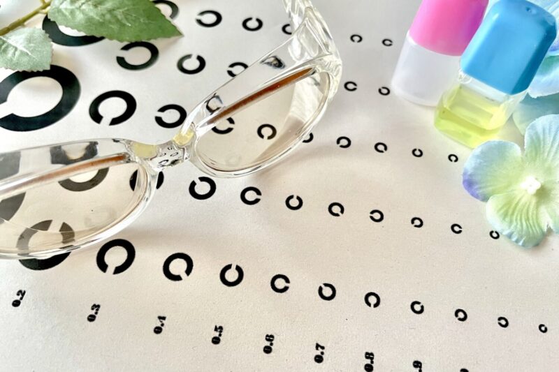 目薬と視力検査表