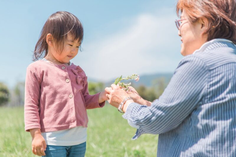 花を渡す子供