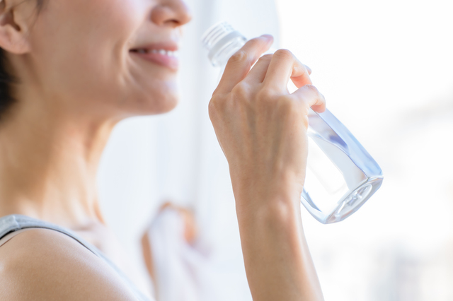 水分摂取量が少ない中高年は慢性疾患の発症・早期死亡リスク増加の恐れ