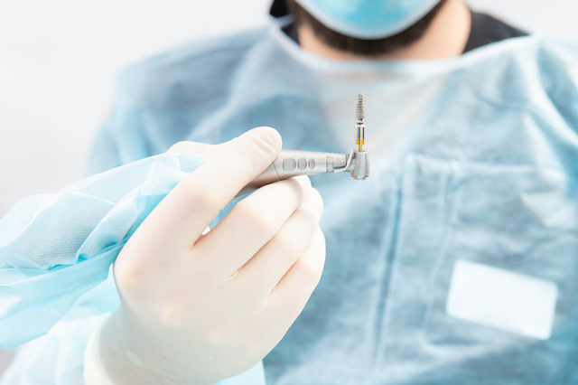 インプラント手術は1回法と2回法のどちらを選ぶ？ 特徴や適応基準を歯科医が解説