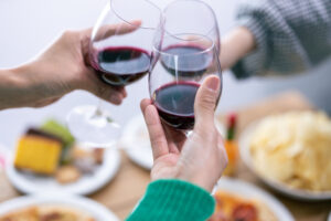 “食事をしながらワイン”　食事以外での飲酒に比べて糖尿病リスク低く