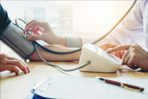 「高血圧は生活習慣の見直しで改善できる」薬を使わずに血圧を下げる方法を専門医が解説