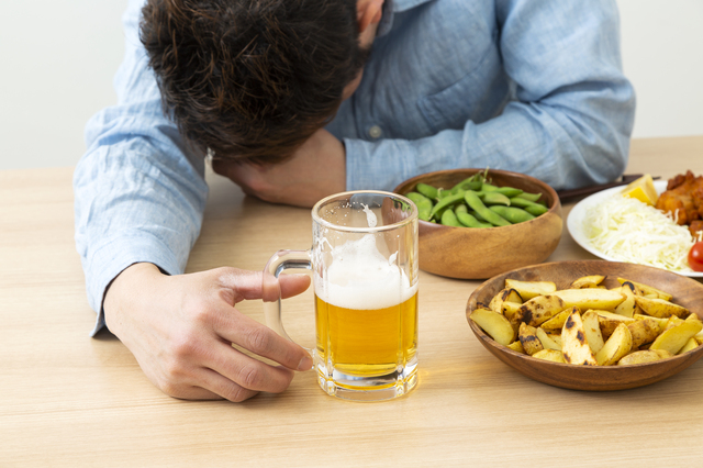 アルコール分解しにくい人が飲酒続けると胃がんリスク増の可能性