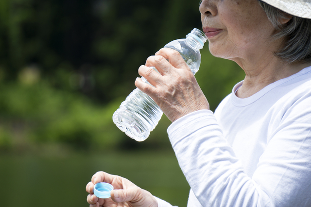 高齢者が1日にとるべき水分摂取量とは？ おすすめの摂取方法を介護福祉士に聞く