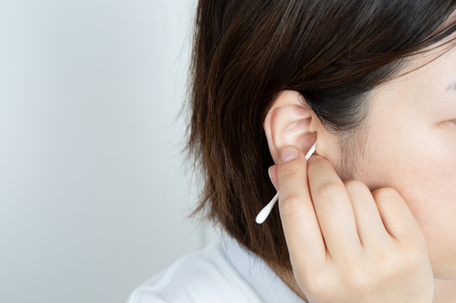 耳掃除のやりすぎ注意! 医師がリスクや正しい耳掃除の方法を解説